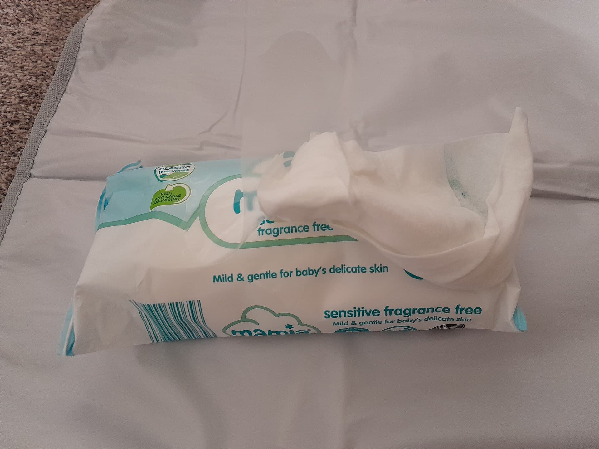 Pakje babydoekjes klaar voor gebruik (stockfoto)